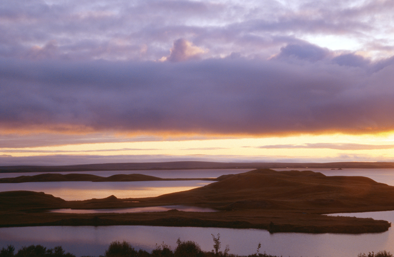 isl_254 myvatn.jpg - Islande Nord, août 2003 : lac Myvatn variations sur un crépuscule, à l'heure où les moucherons sont partis se coucher Kodak Ektachrome 100 G